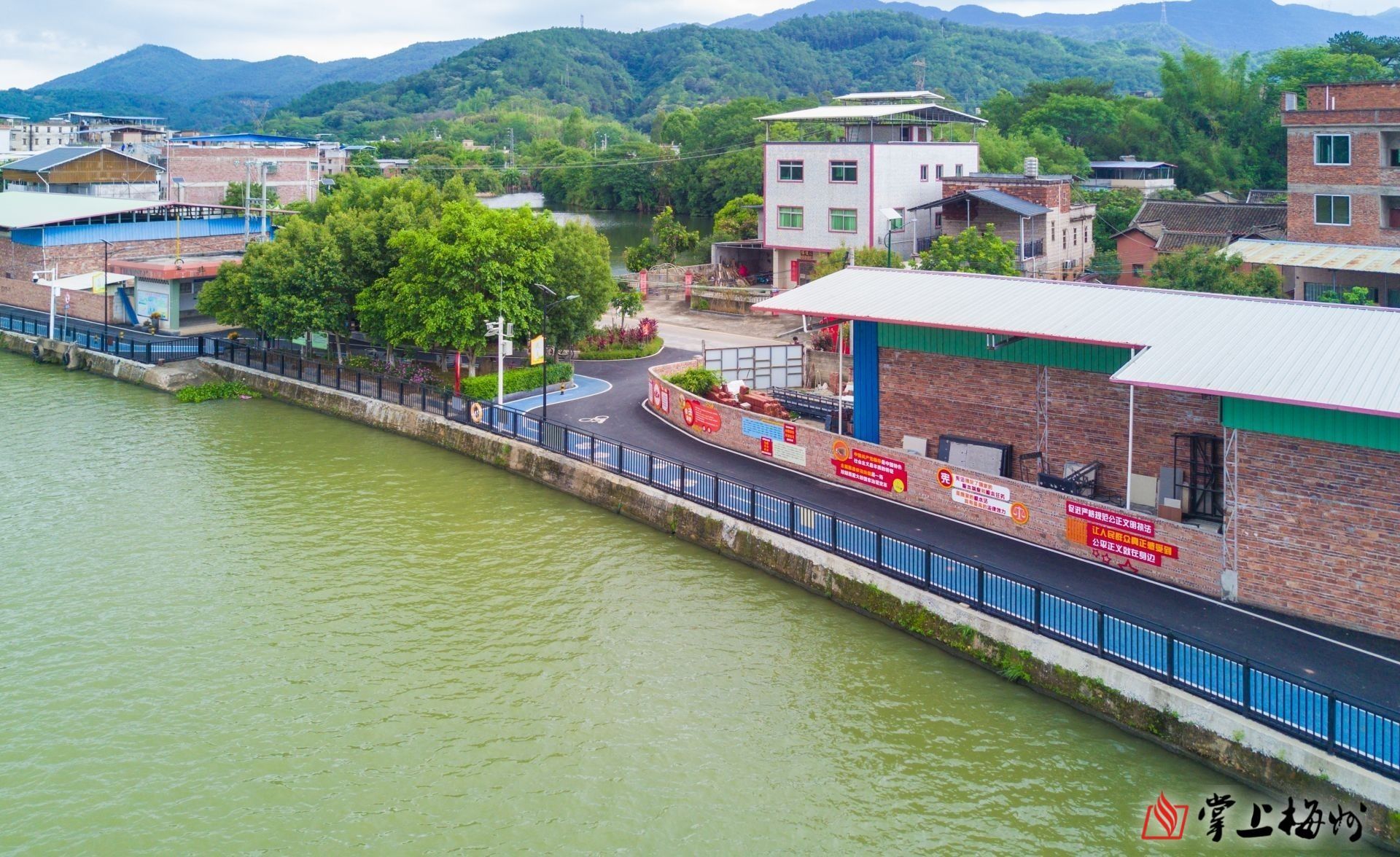 ↑長沙圩鎮(zhèn)碧道鋪設(shè)了瀝青并劃分跑道和自行車道，“顏值”再獲提升。（林翔 攝）